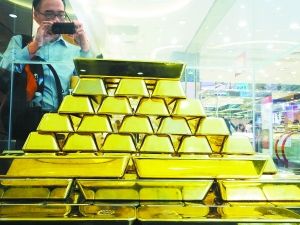 在广州黄金珠宝大厦，数十块10公斤的金砖吸引了很多市民驻足。