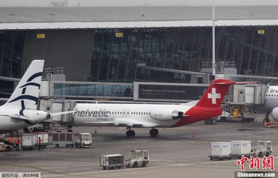 当地时间2月18日，比利时首都布鲁塞尔国际机场发生特大钻石劫案。8名乔装成警察的劫匪开着“警车”冲破机场防护栏，闯入停机坪抢走一批准备运往瑞士、价值3700万欧元的钻石，然后逃之夭夭。整个过程仅持续了5分钟左右，且一枪未发。  