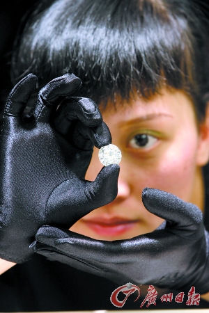钻石展示。记者王燕摄
