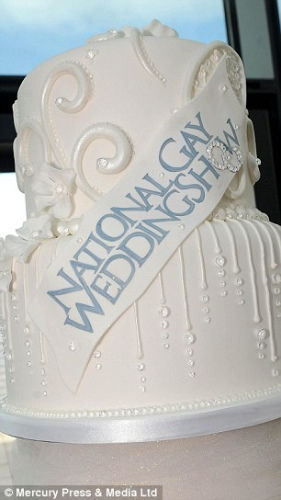 蛋糕镶有2000颗钻石，价值3240万英镑。