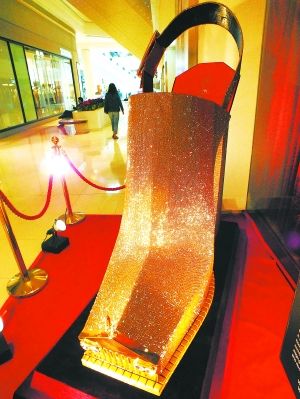 广州惊现31.8万粒金钻巨型高跟鞋