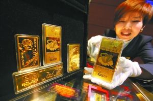 尽管黄金投资客一向买涨不买跌，但受近期销售旺季影响，京城各大黄金卖场连日来一直客流汹涌。