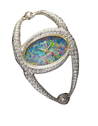 伯爵高级珠宝手镯腕表 表盘采用的蛋白石十分珍贵，混有多种矿物质，在光线下自然反射出七彩光芒。搭载伯爵制9P 超薄手动上链机芯。