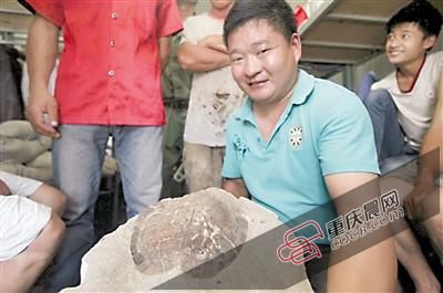 昨日，向师傅展示自己从工地挖出的疑似乌龟化石。重庆晨报记者 雷键 摄