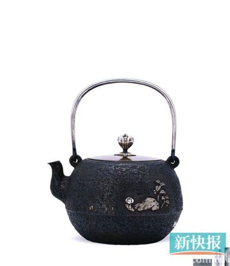 五代堂主 龙文堂安之介造高肉镶嵌丸型铁壶,2015年6月,在北京匡时以41.4万人民币成交。