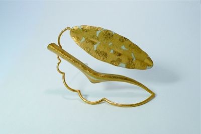⑥金光闪耀的植物(925银镀金、金彩) 岩田広己 日本。作品以生活中“自然不经意的样子”为主题，希望观者思考生活中是物质重要还是经验、体验更重要。