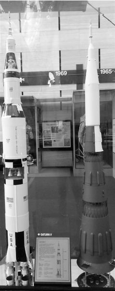 土星五号（左）和N-1火箭模型。注意底部是一面镜子，这是为了让参观者看清楚两者第一级火箭发动机的数量和细节，煞费苦心。