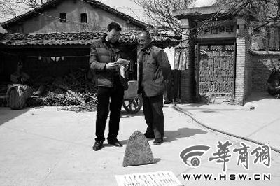 昨日，商洛市博物馆工作人员（左）向李老汉讲解最近出台的《陕西省群众保护文物奖励办法》 华商报记者 陈永辉 摄