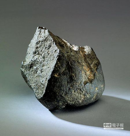 人类第一个发明的工具-奥杜威石制砍切工具。（时艺多媒体提供）