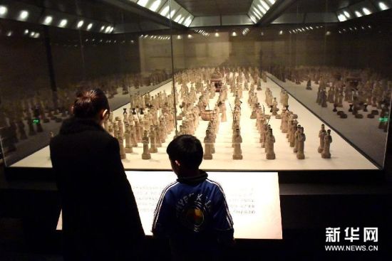 1月30日，两位市民在山东博物馆观赏明代鲁王仪仗方队。