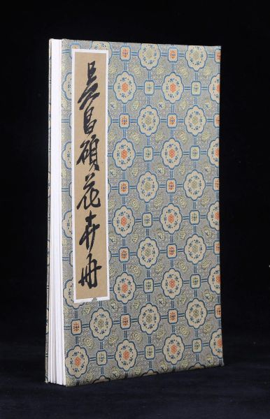 编号169387001的“1972年荣宝斋水印木板《吴昌硕花卉册》册页装一件