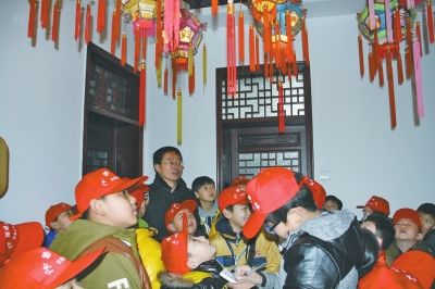 汴京灯笼张彩灯博物馆经常迎来小朋友参观