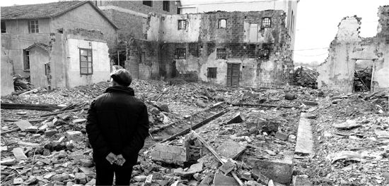 12月9日，爱忠堂夷为平地，一位老人落寞地站在废墟上。