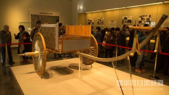 11月30日，一架2500多年前西戎豪车的复制品在展览上亮相。