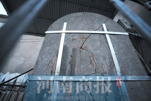 石碑被用钢架固定住，碑上的字迹已经开始模糊 刘鸿翔/摄