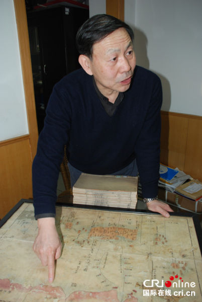 彭震尧向记者展示《琉球国全图》