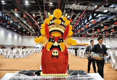 昨日，APEC工商领导人峰会晚宴宴会厅，桌上摆放着京剧脸谱装饰品。　　  　　新京报记者 薛珺 摄