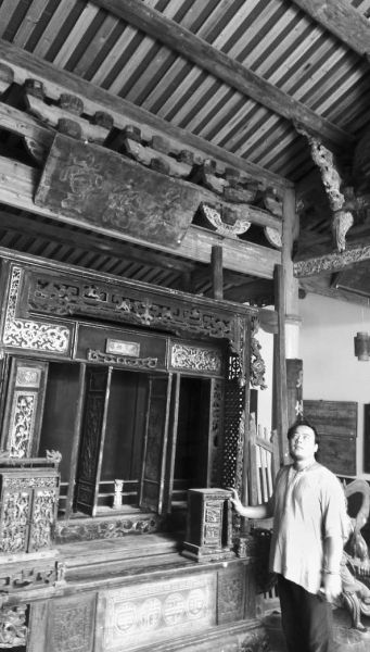 孙吉志在他收藏的老宅里。