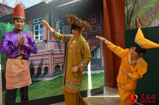馆内陈列的东南亚各个国家的文化、风俗、人情、图片等展品 （人民网 杜明明摄） 