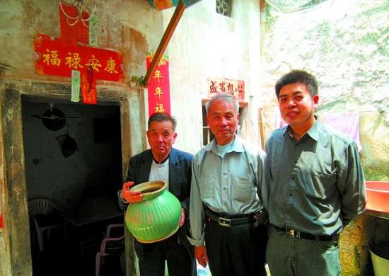 86岁的陈克林、澄海文史专家陈孝彻、中国社科院博士后陈景熙（从左至右）。据陈克林介绍，他手中抱着的紫砂缸是祖辈船上的物件。