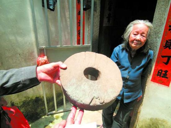 95岁老婆婆珍藏的盐木轮子，据她所说，为“开利号”红头船上用来绞缆绳的工具。