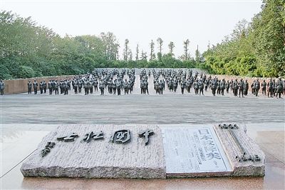左上图：建川博物馆中国壮士群雕广场竖立着现今世界上规模最大的二战题材雕塑群。