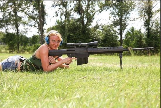 组图:美国32岁女子收藏十余枪支 包括军用步枪