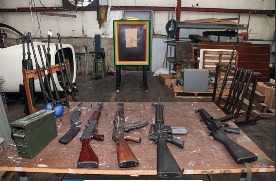 组图:美国32岁女子收藏十余枪支 包括军用步枪