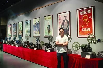 红色电影收藏爱好者王勇建和他收藏的电影放映机。紫荷 战斗 摄