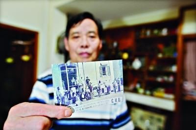 收藏家朱汉昌先生展示俄文汉口茶业码头明信片 记者胡冬冬 摄