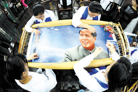 去年以来，绣女陆续绣制了120幅《伟人的梦想》。王志伟 摄本报讯