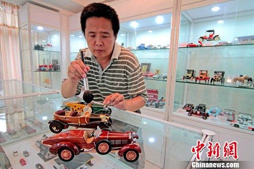 7月16日，杨先生在博物馆内擦拭准备展出的模型。中新社发 佟郁 摄