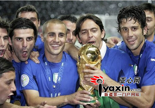 2006年意大利球星因扎吉与队友一起捧起大力神杯