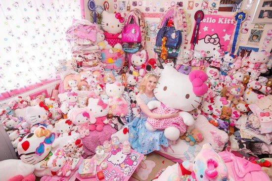 戈兹沃思和她收藏的一屋子的Hello Kitty玩具。