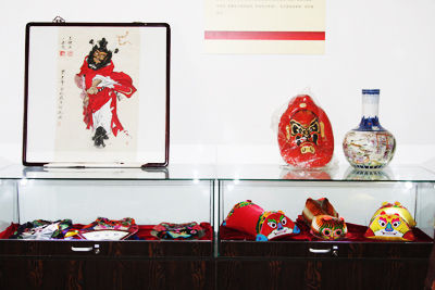 93号院博物馆展厅展示的端午民俗艺术品