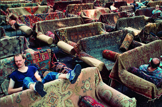 弗朗茨· 韦斯特(1947 -2012 )，《会议厅》，1992 ，地毯、长枕头、金属和塑料泡沫