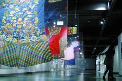 在昨天举办的上海海派服饰时尚展上，百万身价的龙纹“吉服袍”惊艳亮相。 陈征 摄