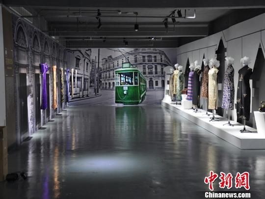 4月22日，“上海摩登——海派服饰时尚展”在东华大学内的上海纺织服装博物馆揭幕，该展览也拉开2014上海国际服装文化节暨“环东华国际时尚周”大幕。图为展览现场。