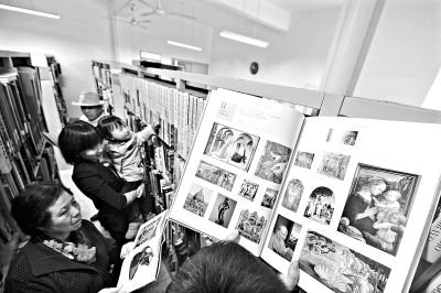 湖北美术学院图书馆里的各色艺术期刊让读者大饱眼福  记者 彭年 摄