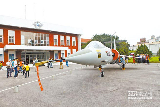 台湾空总旧址30日对外开放，F-104战机在园区陈列展示，吸引民众合照。《中国时报》