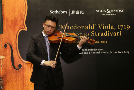 图：凌显佑现场拉奏斯特拉迪瓦里中提琴 香港大公报图