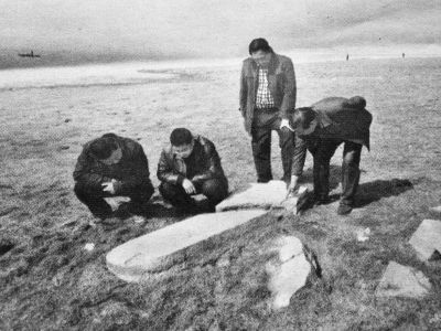 白龟湖水位下降，清代石碑在滩涂上被发现，吸引市民观看。