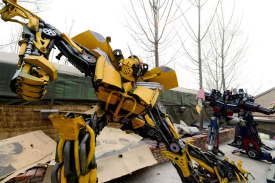 刘宪会团队已经完成的“变形金刚”机器人模型（3月27日摄）。摄影：郭绪雷 新华社