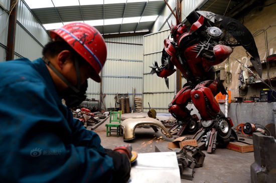 3月27日，在章丘市圣井镇，工人在车间里打造“变形金刚”机器人模型。摄影：郭绪雷 新华社