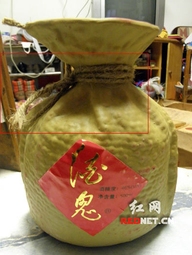 　(瓶身的麻绳编系方法也与湘西酒鬼酒厂的不同。)