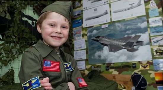 英国诺福克的7岁男孩萨姆·博尔将自己的卧室打造成一个“英国皇家空军博物馆”。