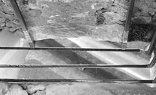 布拉尼城堡中的巧言石。图片</p>

<p>　　如今，在苏格兰格拉斯哥大学Hunterian博物馆里发现的显微镜载片终于为搞清这块石头的神秘起源带来了曙光。实习生Becky Smith在整理该博物馆4万个地质载片手写目录时，注意到一个代指巧言石的条目。该载片是在1850年到1880年由维多利亚时代的矿物学家Matthew Forster Heddle获得的 ，但是他似乎并没有提供任何关于它的说明。</p>

<p>　　博物馆的地质学家通过切下足够薄和透明的样本进行分析后，发现巧言石的构成并非青石，也不像是司康之石的砂岩。实际上，它是爱尔兰常见的有着3.3亿年历史的石炭系灰岩，包含腕足类贝壳和苔藓虫化石的碎片。其属性的细节尚不明确。</p>

<p>　　Hunterian博物馆馆长John Faithfull表示，他曾亲吻过这个切片，但大家还没意识到他是否已经获得了传说中的“能言善辩”的能力。(苗妮)</p>

<p>　　《中国科学报》 (2014-03-19 第2版 国际)</p>

<p>　　</p>
<!-- publish_helper_end -->
                 

					<div class=