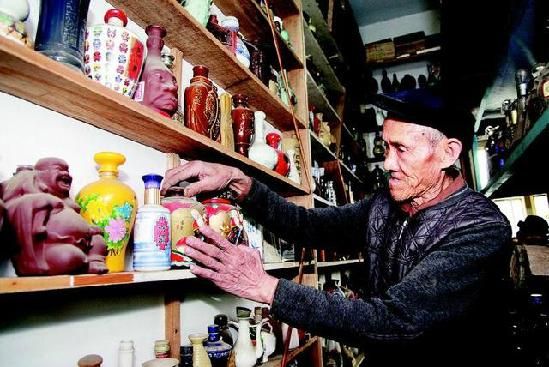 74岁老人收藏万余个酒瓶