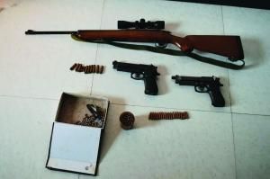 ▲警方查获的3支仿真枪及子弹、钢珠
