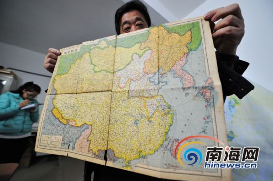 海口市民收藏了一份日本出版的昭和十三年十月十五日(公元1938年)的“支那全图”地图，从该地图上可以清楚见证日本当时侵华时的野心。南海网记者秦彦 摄
